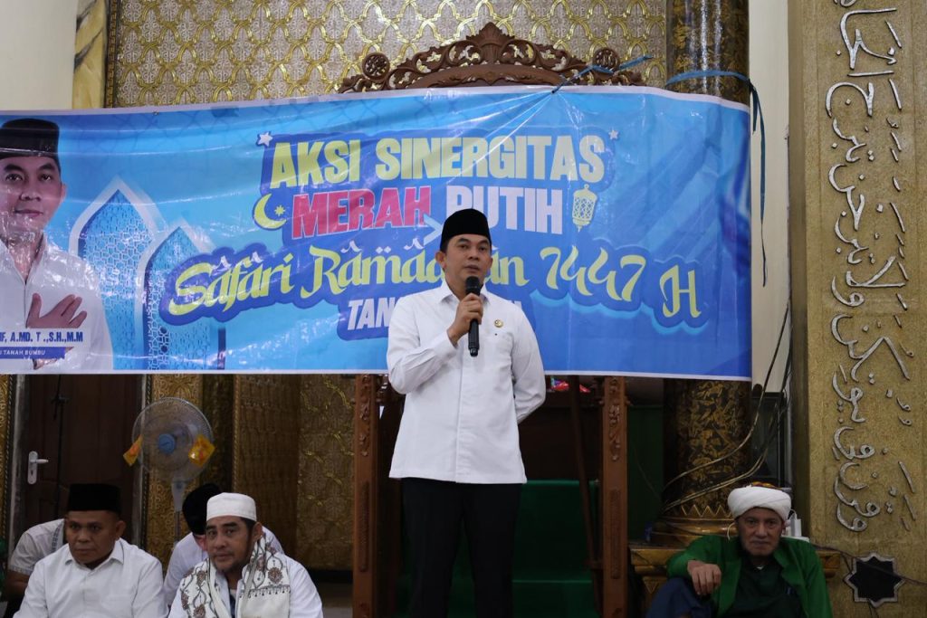 Bupati Tanah Bumbu Andi Rudi Latif Salurkan Bantuan Sosial dan Serukan Gerakan Indonesia ASRI